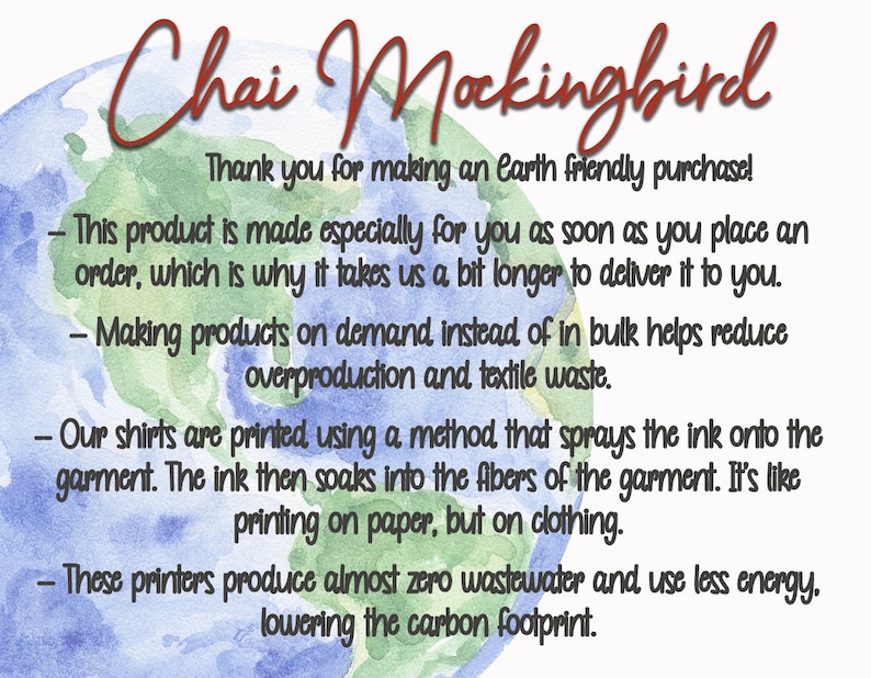 K&ouml;nnte beinhalten: Grafik mit dem Text "Chai Mockingbird" in Schreibschrift, &uuml;ber einem Aquarellbild der Erde. Der Text erkl&auml;rt die umweltfreundlichen Praktiken der Marke, einschlie&szlig;lich On-Demand-Druck und Abfallreduzierung.
