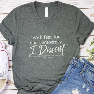 Con paura per la nostra democrazia Dissenso T-shirt con scollo a V, SCOTUS Sotomayor Kagan e Jackson, caso di immunità presidenziale, decisione della Corte Suprema