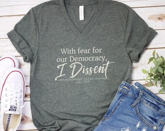 Mit Angst um unsere Democracy widerspreche ich V-NECK TShirt, SCOTUS Sotomayor Kagan und Jackson, Präsidentschafts-Immunität-Fall, Entscheidung des Obersten Gericht
