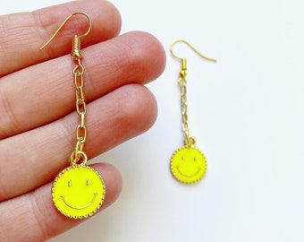 Pendientes colgantes con carita sonriente: resina amarillo neón, cadena dorada