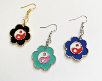Pendientes de filosofía asiática con energía equilibrada del taoísmo y la flor colorida del Yin Yang
