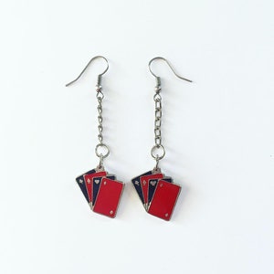 Baralho de cartas vermelho e preto, brincos, espadas, corações, diamantes, clubes, hip, hipster, diversão, anos 90, bebê, cor, kawaii, boa sorte, sorte, amizade