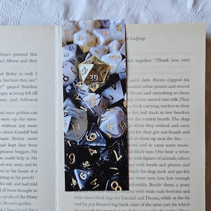 Marcapáginas de dados poliédricos D20 dorados, ecológicos. Doble cara.