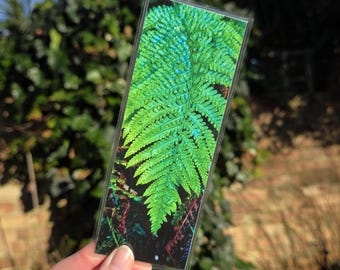 Marcapáginas con forma de hoja de helecho, hecho a mano y laminado.