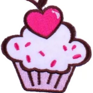 Könnte beinhalten: Ein rosa und weißer Cupcake mit einer rosa herzförmigen Kirsche oben drauf. Der Cupcake hat braunen Zuckerguss und rosa Streusel.