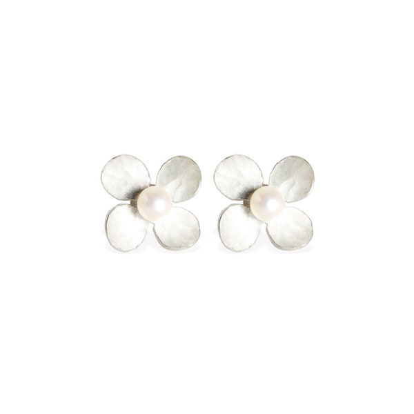 Ohrringe: Stecker Blume mini - 925 Silber, Perle