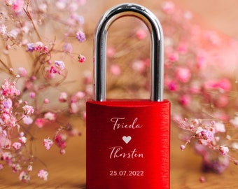 Liebesschloss in Rot mit Gravur inkl. Geschenkbox | Vorhängeschloss mit "Im Herzen verbunden" - personalisiert | Valentinstagstagsgeschenk