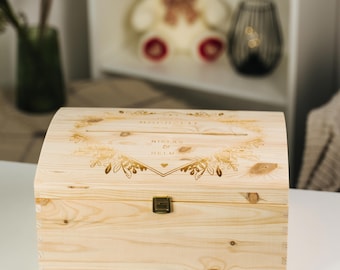 Holztruhe zur Hochzeit - mit Schlitz & Blumenraute - personalisiertes Geschenk für Geldgeschenke - Holzkiste mit Deckel und Schlitz