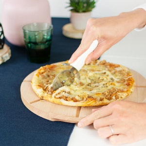 Pizzabrett aus Holz mit 8 Schneiderillen & Griffmulden | Pizzateller aus Buche | ca. 30x30x2cm
