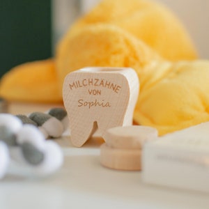 Könnte beinhalten: Eine Holz-Zahnbox mit der Aufschrift "MILCHZÄHNE VON Sophia" zum Aufbewahren von Milchzähnen.