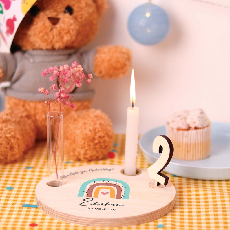 Personalisierter Geburtstagsteller aus Holz mit Kerzenhalter, Vase & Zahlen Regenbogen, Natur Geburtstagsdeko mit Namen für Kinder Bild 3