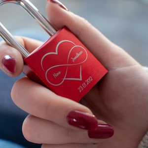Liebesschloss in Rot mit Gravur inkl. Geschenkbox | Vorhängeschloss mit "Ewig im Herzen" - personalisiert | Geschenk zum Valentinstagstag