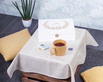 LAUBLUST weiße Teebox mit Gravur - Kräuterkranz - ca. 29 x 22 x 8 cm, 12 Fächer, Holz Natur - Geschenk für Teeliebhaber | Teekiste groß