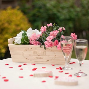 LAUBLUST Blumenkasten zur Hochzeit Liebespfeil Motiv - Personalisiert mit Gravur - ca. 35x13x15cm, Natur, Holz, FSC®