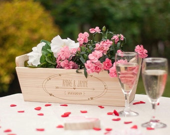 LAUBLUST Blumenkasten zur Hochzeit Liebespfeil Motiv - Personalisiert mit Gravur - ca. 35x13x15cm, Natur, Holz, FSC®