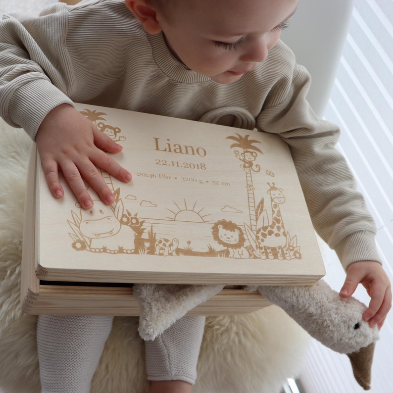 Erinnerungskiste Baby - Erinnerungsbox Kinder | Personalisierte Holzkiste zur Geburt - M, L, XL - DSCHUNGEL Holz Kiste mit Namen