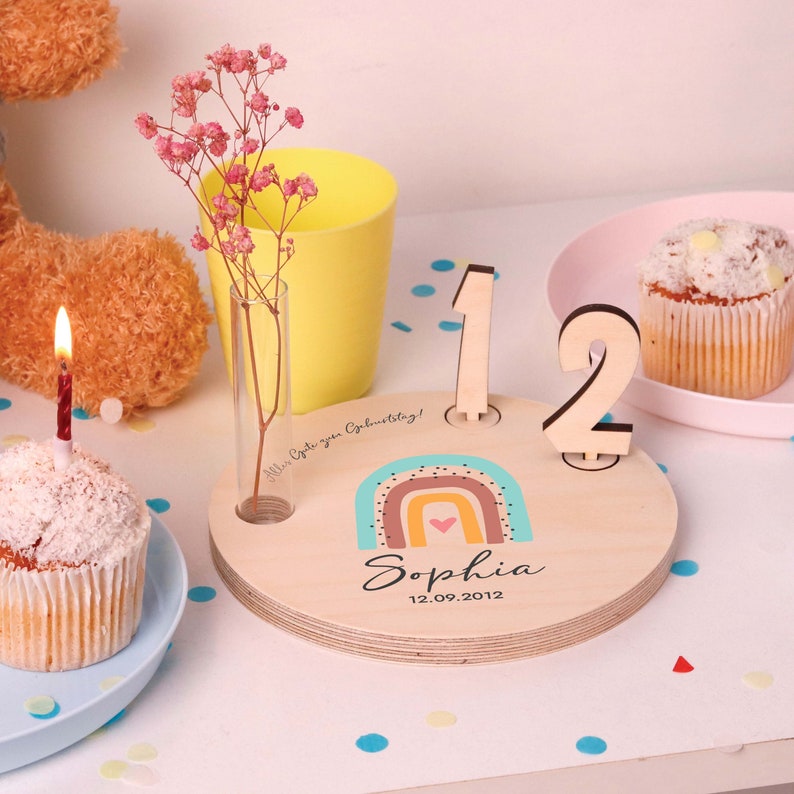 Personalisierter Geburtstagsteller aus Holz mit Kerzenhalter, Vase & Zahlen Regenbogen, Natur Geburtstagsdeko mit Namen für Kinder Bild 2