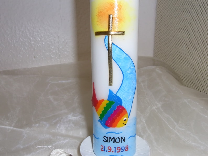 Die Quelle mit Regenbogenfisch Kerze 26,5/6 cm. Bild 6