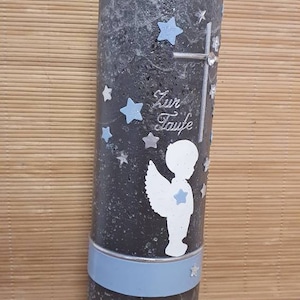 Pu&ograve; includere: Una candela battesimale grigia con un nastro blu e un design di angelo bianco. La candela ha il testo "Zur Taufe" e "Sam 22.05.2022" su di essa.