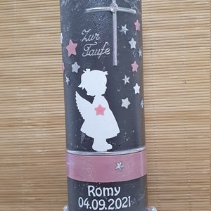 Pu&ograve; includere: Una candela battesimale grigia con un nastro rosa, una silhouette di angelo bianca e stelle rosa. La candela ha il testo "Zur Taufe" e "Romy 04.09.2021" su di essa.