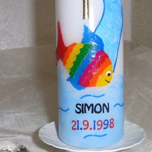 Die Quelle mit Regenbogenfisch Kerze 26,5/6 cm. Bild 7