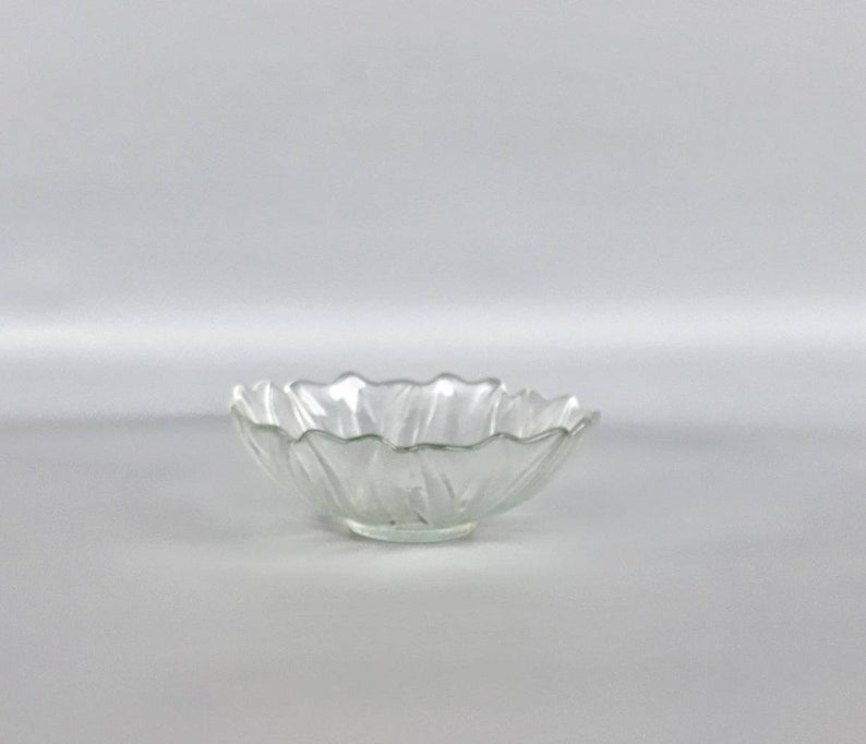 Vintage Clear Glass Bowl Soviet Retro Glass Table Decoration Serving Salad Candies Dessert Bowl Small Clear Glass Bowl with Leaves Design