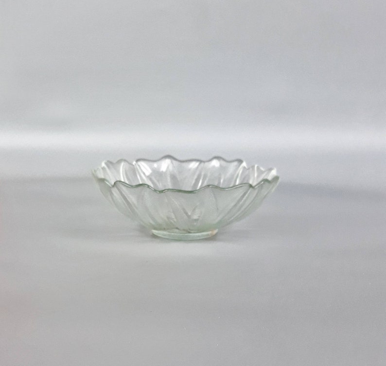 Vintage Clear Glass Bowl Soviet Retro Glass Table Decoration Serving Salad Candies Dessert Bowl Small Clear Glass Bowl with Leaves Design