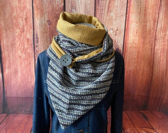 Triangular scarf with button mustard colorful