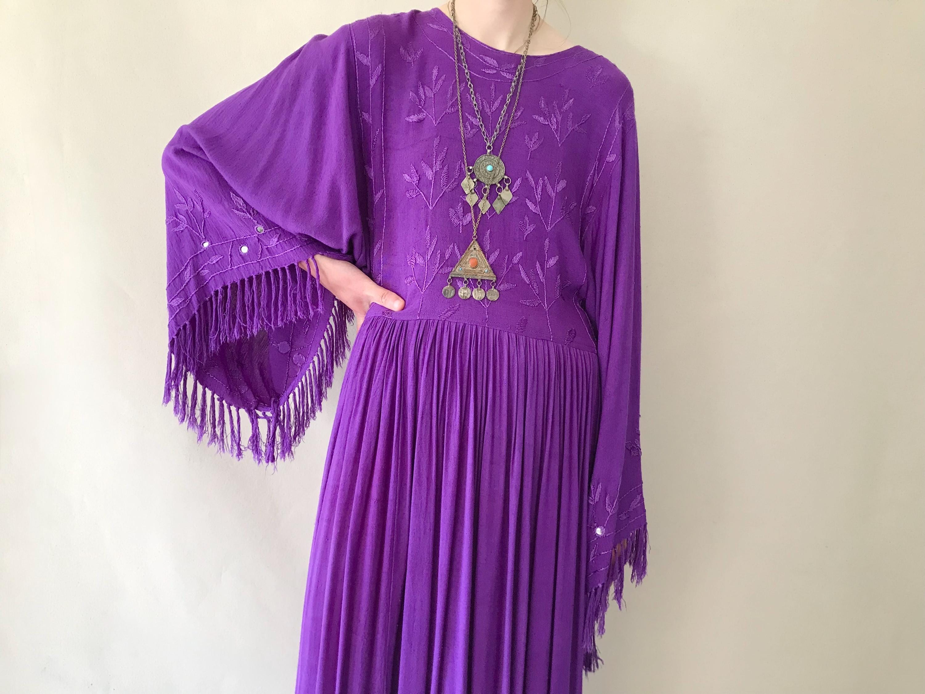 Vintage 1970er Jahre Fransenkleid / Vintage 1970er indisches Baumwollkleid / Lilaes Fransenkleid / 1970er Jahre Engelsärmel besticktes Festivalkleid