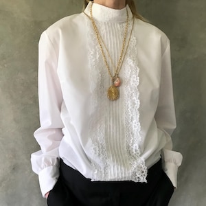 Vintage lace trimmed blouse/Vintage 1970s white frilled blouse/Pretty 1970s high neck blouse/Vintage lace trim shirt blouse/White lace shirt