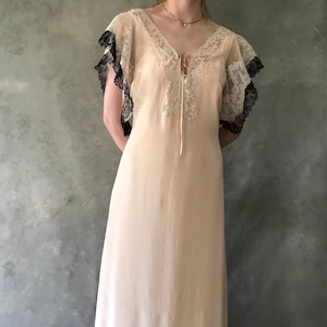 Vintage Seidenkleid / Pfirsich Seidenkleid / Rüschen Seidenkleid / 1900er Seiden- und Spitzenkleid / Edwardian Seidenkleid / langes besticktes Seidenkleid