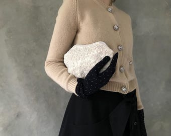 Torebka z koralikami w stylu vintage/torba z białej satyny z koralikami ręcznie robiona/błyszcząca biała kopertówka z koralikami/ładna torebka wieczorowa w stylu vintage/torebka ślubna w stylu vintage