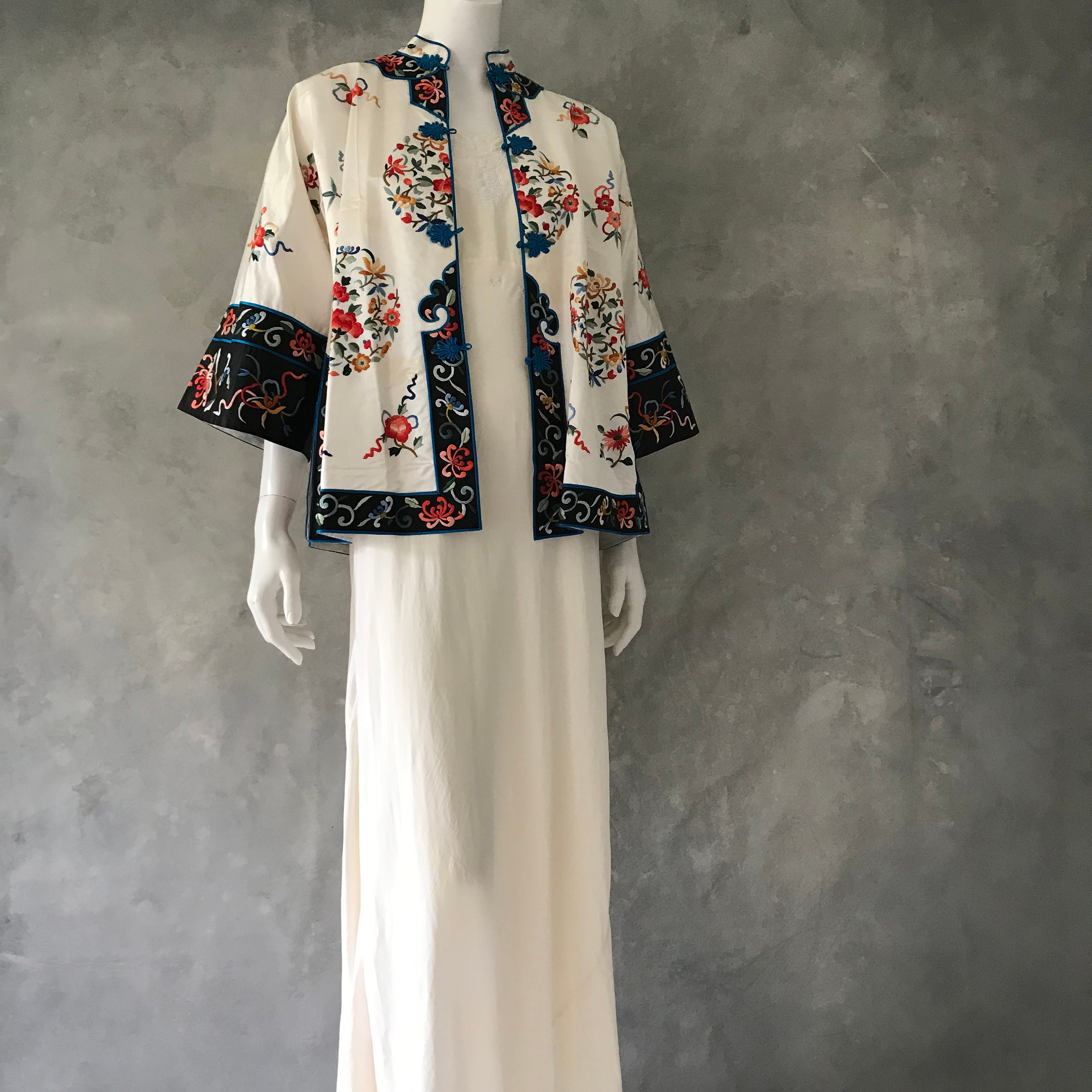 Vintage Chinese Embroidered Jacket/ Cream Silk Kimono Jacket/ Vintage