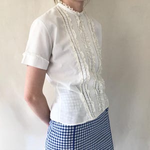Vit bomullsblus med volanger från vintage/kortärmad skjorta med spetskant från 1960-talet/snygg blus med knappar baktill från vintage