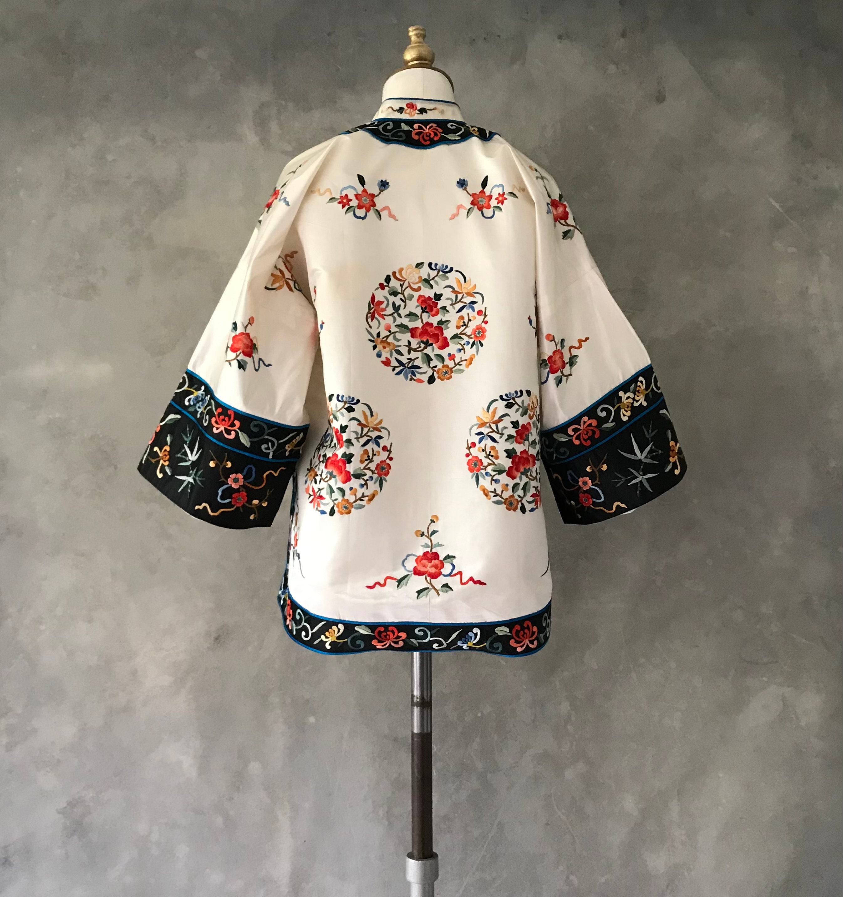 Vintage Chinese Embroidered Jacket/ Cream Silk Kimono Jacket/ Vintage