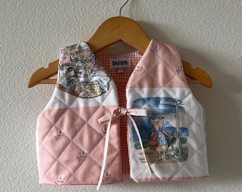 Beatrix Potter gesteppte Baby-Weste (9-12 Monate): Umgearbeiteter Vintage Cottagecore