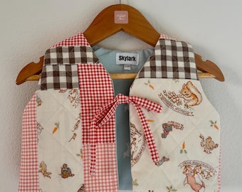 Beatrix Potter gesteppte Baby-Weste (9-12 Monate): Umgearbeiteter Vintage Cottagecore