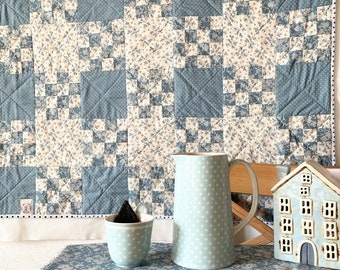 Romantischer Quilt hellblau