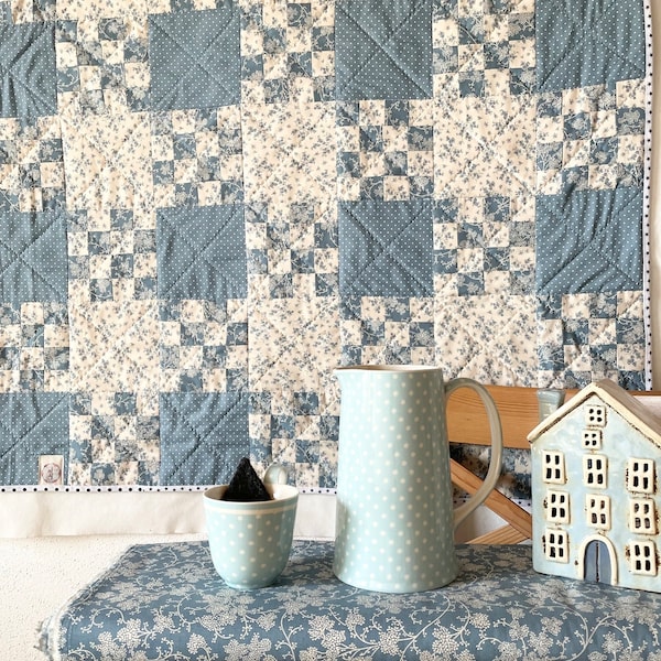 Romantischer Quilt hellblau