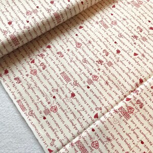 Könnte beinhalten: Weißer Stoff mit einem roten, sich wiederholenden Muster aus handschriftlichem Text und kleinen Illustrationen. Der Text enthält Sätze wie "Live Laugh Love", "All Things Grow with Love" und "A Merry Heart Does Good".