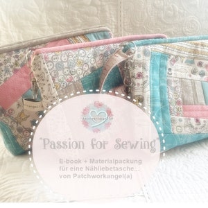 Könnte beinhalten: Zwei Patchwork-Stofftaschen in einem rosa-blauen Farbschema. Die Taschen haben einen Reißverschluss und einen Stoffgurt. Die Taschen befinden sich auf einer weißen Oberfläche. Der Text "Passion for Sewing" ist in einem rosa Kreis auf dem Bild geschrieben.