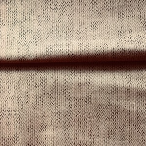 Könnte beinhalten: Nahaufnahme eines beigefarbenen Stoffes mit einem dezenten Chevron-Muster in einer dunkleren braunen Farbe.