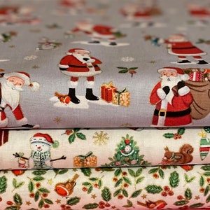 Könnte beinhalten: Ein Stapel aus drei Stoffbahnen mit Weihnachtsmotiv. Die obere Bahn ist hellgrau mit einem sich wiederholenden Muster aus Weihnachtsmannfiguren, Geschenken und Schneeflocken. Die mittlere Bahn ist weiß mit einem sich wiederholenden Muster aus Weihnachtsbäumen, Schneemännern und Eichhörnchen. Die untere Bahn ist rosa mit einem sich wiederholenden Muster aus Rotkehlchen, Stechpalmen und Beeren.