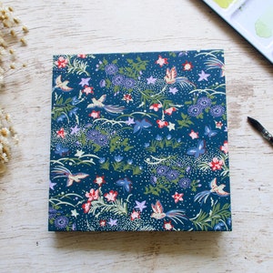 Quaderno quadrato ad acquerello fatto a mano 15x15 cm, quaderno d'artista, quaderno di viaggio, rilegatura copta - Fiori uccelli farfalle