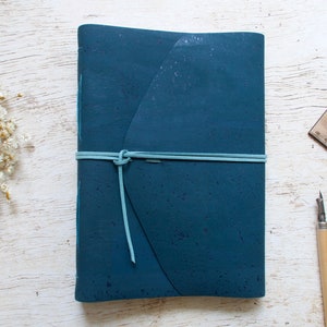 Carnet A5 relié à la main en liège bleu foncé, carnet de voyageur, carnet d'écrivain