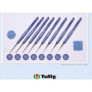 Puede incluir: Conjunto de nueve agujas de crochet Tulip azules, con tamaños que van desde 1,75 mm hasta 0,50 mm. Las agujas están ordenadas por tamaño, con la aguja más grande a la izquierda y la más pequeña a la derecha. Las agujas están hechas de metal y tienen un mango de plástico azul.