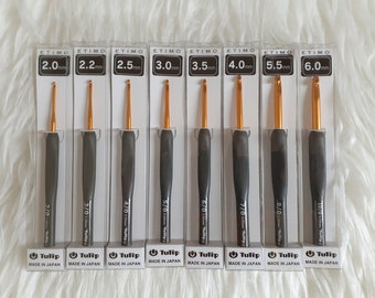 Puede incluir: Conjunto de 8 agujas de crochet Tulip Etimo en tamaños 2,0 mm, 2,2 mm, 2,5 mm, 3,0 mm, 3,5 mm, 4,0 mm, 5,5 mm y 6,0 mm. Las agujas están hechas en Japón y tienen un esquema de color negro y dorado.