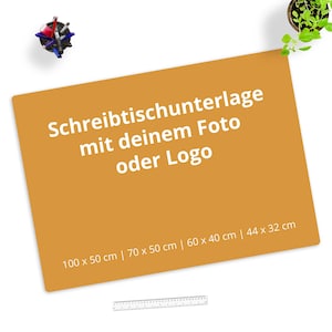 Puede incluir: Una alfombrilla de escritorio amarilla con el texto "Schreibtischunterlage mit deinem Foto oder Logo" y los tamaños disponibles: 100 x 50 cm, 70 x 50 cm, 60 x 40 cm y 44 x 32 cm.
