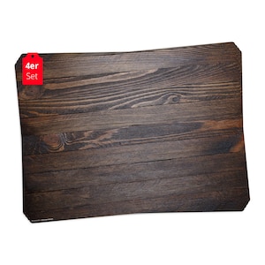 Peut inclure: Un ensemble de quatre sets de table en bois brun. Les sets de table sont en bois naturel et ont un aspect rustique. Les sets de table sont parfaits pour ajouter une touche de chaleur et de style à votre table à manger.