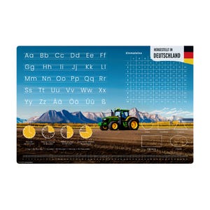Könnte beinhalten: Ein farbenfrohes Lernposter mit Alphabet, Einmaleins und einem grün-gelben Traktor auf einem Feld. Das Poster enthält den Text "HERGESTELLT IN DEUTSCHLAND" und geometrische Formen. Im Hintergrund eine Landschaft mit Bergen.